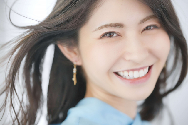 女性がスマホを使っている写真