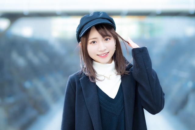 女性がカフェで男性と話をしている写真