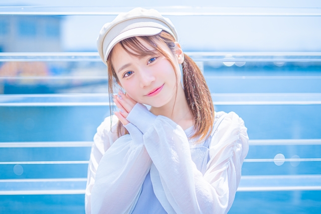 女性がコーヒーを飲んでいる写真
